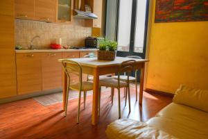 レッチェにあるB&B La Corte Lecceのテーブル、椅子、テーブル、キッチンが備わります。