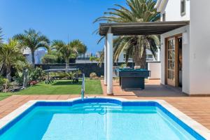 a pool in a backyard with a pool table at Villa Ambar Cherry in Playa Blanca