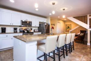 Η κουζίνα ή μικρή κουζίνα στο Spacious 3-Bedroom Retreat with Gulf Views & Screened Porch