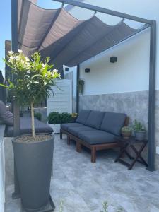 un patio con un sofá azul y una mesa en City Sea House, en Villaggio San Leonardo