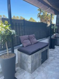 un banco sentado en la parte superior de un patio en City Sea House, en Villaggio San Leonardo 47 fotos más