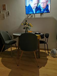 a dining room with a table with chairs and a tv at Pokoje gościnne Kamil 3 in Karpacz