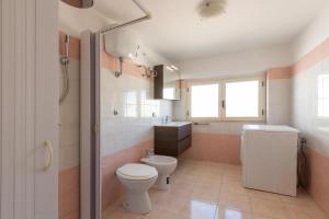 Koupelna v ubytování Terrazza dei Briganti by BarbarHouse + 18 fotografií