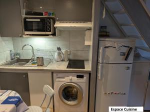 a kitchen with a washing machine and a refrigerator at Villa Capbreton proche plage résidence avec piscine in Capbreton