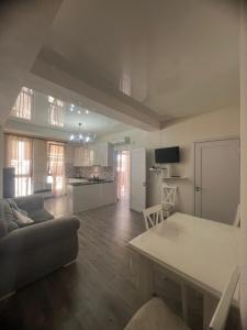 Una cocina y una sala de estar con un sofá y una mesa. en SWEET APARTMENT RUSTABELi, en Kutaisi