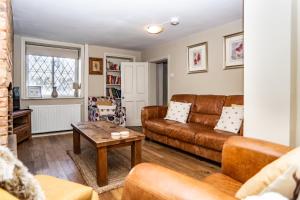 Χώρος καθιστικού στο Historical Sherwood Forest Cottages - Sleeps 16
