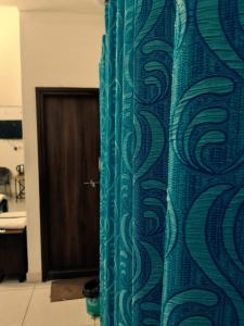 una cortina azul delante de una puerta en Hotel Rajasthali, en Jodhpur