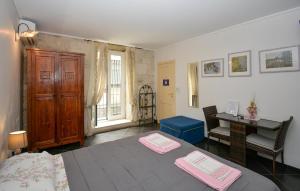 a bedroom with a bed and a desk and a table at Pet Friendly Home In Modica With Wifi in Modica