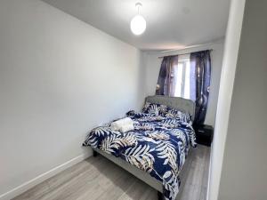 a small bedroom with a bed and a window at Cosy Retreat in Greenwich