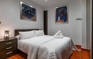 Ένα ή περισσότερα κρεβάτια σε δωμάτιο στο Cozy Apartment In Marbella With Wifi