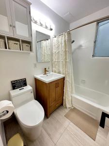 Ένα μπάνιο στο Boho 1-Bedroom Beach Condo with Mid Size Parking & Laundry