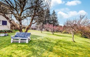 una sedia seduta sull'erba in un cortile di 1 Bedroom Amazing Apartment In Treignac a Treignac