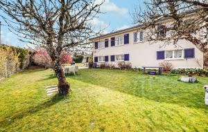 un albero nel cortile di una casa di 1 Bedroom Amazing Apartment In Treignac a Treignac Altre 16 foto