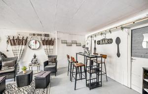 una stanza con sedie e tavolo e bar di 1 Bedroom Amazing Apartment In Treignac a Treignac