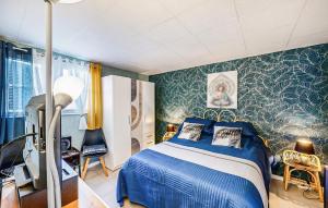 una camera con letto blu e pareti verdi di 1 Bedroom Amazing Apartment In Treignac a Treignac