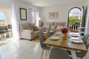 un salon avec une table et un canapé dans l'établissement Villa Zodiaco Aries, à Son Bou