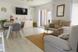 un salon avec un canapé et une table dans l'établissement Villa Zodiaco Aries, à Son Bou