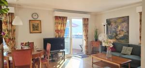 a living room with a couch and a table at Midt i byn in Bergen