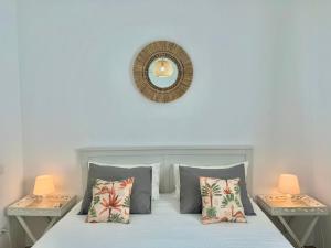 A bed or beds in a room at Dominos Apartment with heated pool by SunHousesCanarias Még 32 kép