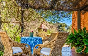 3 sillas y una mesa en un patio en Stunning Home In Arenys De Munt, en Arenys de Munt
