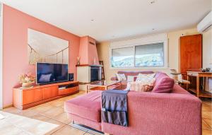 sala de estar con sofá rosa y TV en Stunning Home In Arenys De Munt, en Arenys de Munt