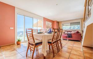Un comedor con una mesa y sillas y un sofá. en Stunning Home In Arenys De Munt, en Arenys de Munt