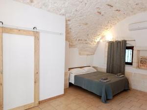 a bedroom with a bed in a room at Minuetto 73 in Ostuni