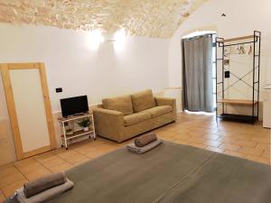 a living room with a couch and a television at Minuetto 73 in Ostuni