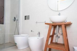 une salle de bain avec un lavabo et des toilettes dans l'établissement Appartamento Eva a due Passi dal Mare, à San Vito Lo Capo 14 autres photos