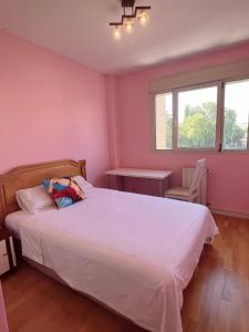 A bed or beds in a room at Alcobendas Cómodo y luminoso Un dormitorio