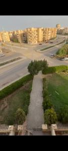 einen Luftblick auf eine Stadtstraße mit Gebäuden in der Unterkunft relax newcairo in Kairo