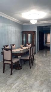 ein Esszimmer mit Tisch und Stühlen in der Unterkunft relax newcairo in Kairo
