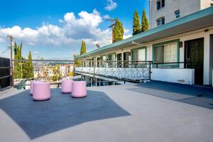 Un balcón de un edificio con objetos rosas sobre él. en LA Royal Viking Apartments, en Los Ángeles