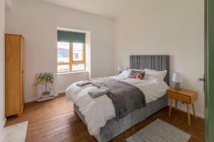una camera da letto con un letto grande e una finestra di The Piggery a Castleisland