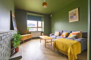 un soggiorno con un divano e un tavolo di The Piggery a Castleisland