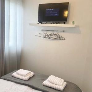 a room with a bed with a tv and two towels at Seaside Chalet Mablethorpe in Mablethorpe +5 photos