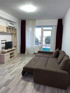 Un dormitorio grande con una cama grande y un televisor. en Playa Apartment 3, en Mamaia