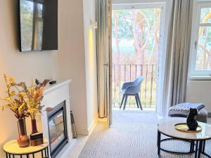 ein Wohnzimmer mit Kamin und Tisch in der Unterkunft Ferienwohnung Lieblingssuite am Strand in Ahlbeck