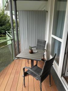 a porch with a table and chairs on a deck at Ferienwohnung „mittendrin“ in Zinnowitz