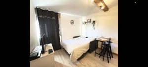 a small bedroom with a bed and a desk at Charmant appartement à Saint-Gervais-les-Bains, idéal pour vos vacances à la montagne in Saint-Gervais-les-Bains