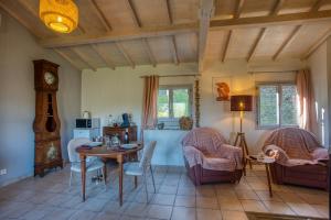 Ruang duduk di gite&spa privatif -le bois de la pause-