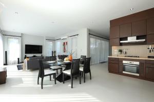 Η κουζίνα ή μικρή κουζίνα στο Coconut villa Phuket