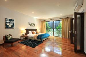 Ένα ή περισσότερα κρεβάτια σε δωμάτιο στο Coconut villa Phuket +22 φωτογραφίες