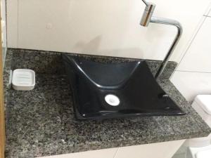 Bilik mandi di Apto12 com WIFI garagem e 100 metros da Av Brasil