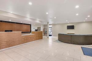 Televiisor ja/või meelelahutuskeskus majutusasutuses Best Western Carlsbad by the Sea