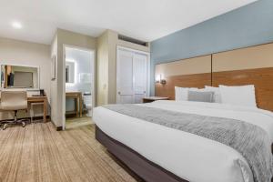 Voodi või voodid majutusasutuse Best Western Carlsbad by the Sea toas