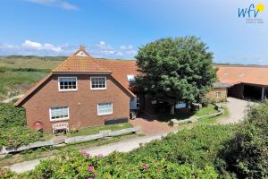 una vista aérea de una gran casa de ladrillo en Fuhrmannshof Ferienwohnung Cassen, en Juist