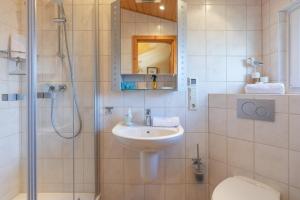 Un baño con ducha, lavabo e inodoro. en Deichblick, en Simonsberg 25 fotos más