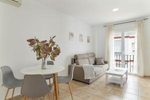 salon ze stołem i kanapą w obiekcie Apartamento Perez Zara 7 w mieście Conil de la Frontera
