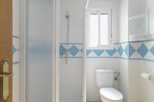 łazienka z toaletą i prysznicem w obiekcie Apartamento Perez Zara 7 w mieście Conil de la Frontera